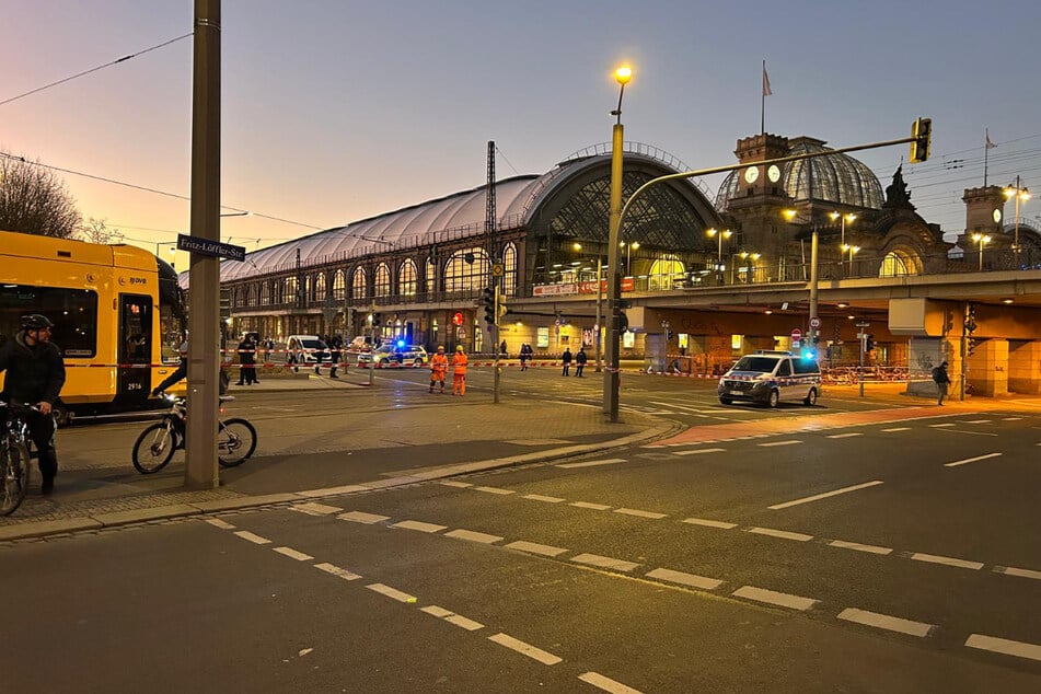 Auch am Hauptbahnhof müssen Polizisten den Verkehr regeln, weil eine Ampel ausgefallen ist.