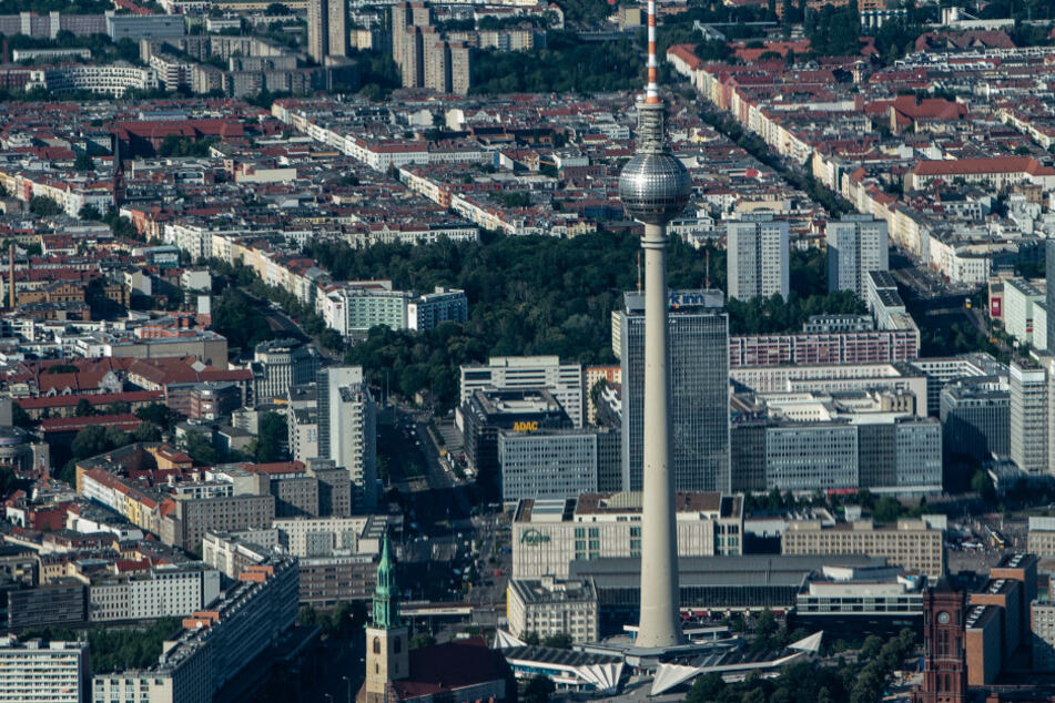 Der Berliner Fernsehturm ist ab Freitag wieder zugänglich.