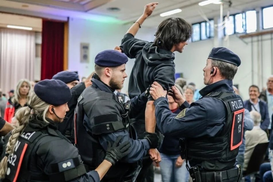 Die Polizei musste im Zuge des Streitgesprächs mehrfach hart durchgreifen.