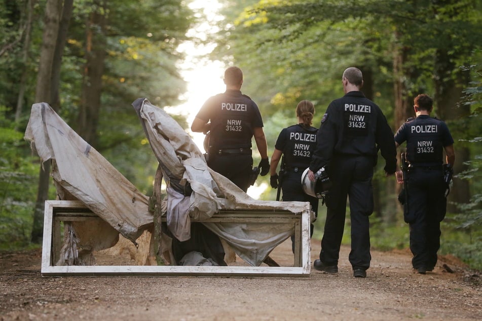 Polizisten bei einem Einsatz im Hambacher Forst.