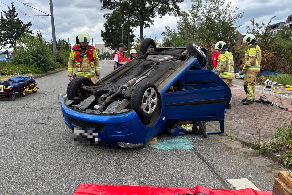 Die Feuerwehr musste zwei Insassen eines Kia befreien.