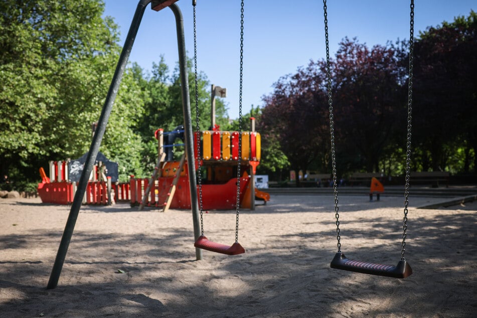 Die Minderjährigen sollen ihr Opfer unter einem Vorwand auf einen Spielplatz in Düsseldorf gelockt haben. (Symbolfoto)
