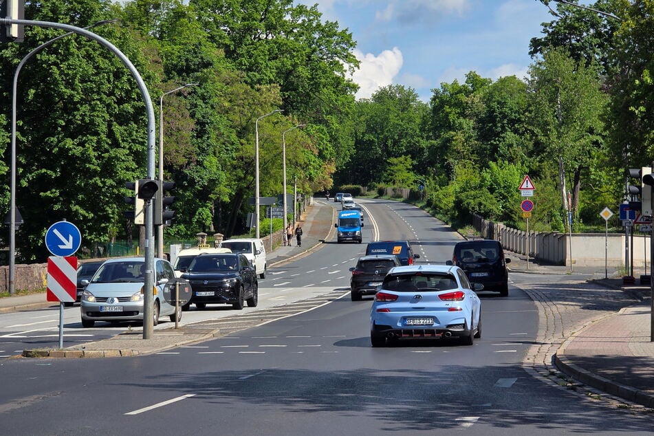 Gefährlich: Auf der Radeburger Straße in Richtung Autobahn fehlen Radstreifen.