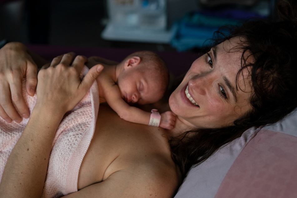 Eva (Friederike Becht, 34) hält ihre neugeborene Tochter (noch) im Arm und kann ihr kleines Glück kaum fassen.