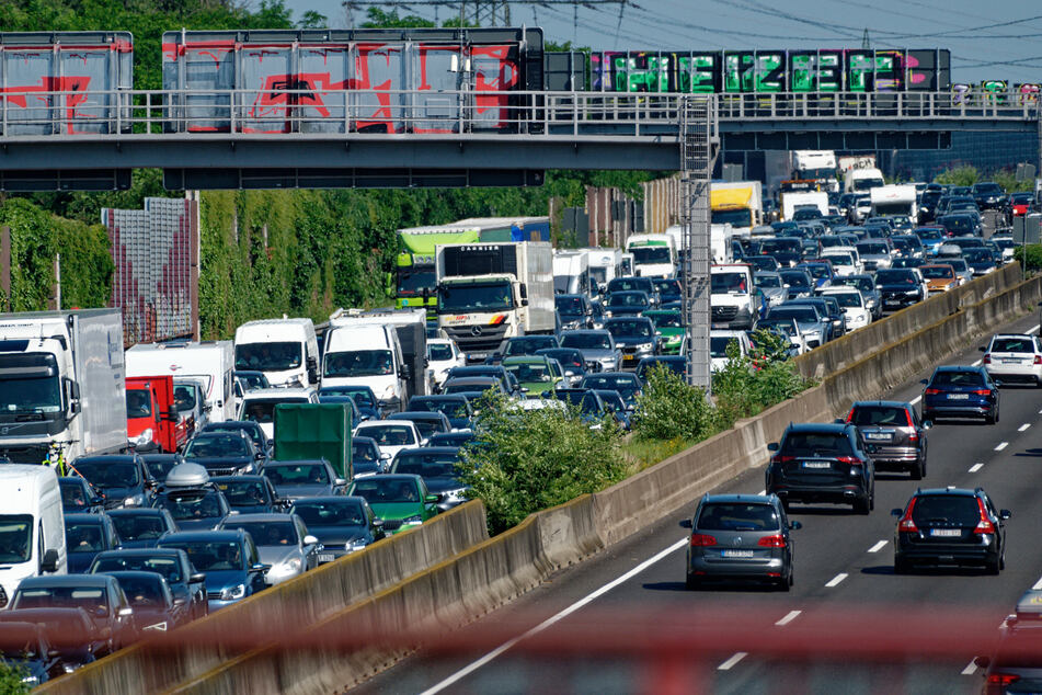 Auf den Autobahnen 1, 2 und 3 kann es in den kommenden Tagen zu höheren Wartezeiten kommen, da viele in den Herbstferien in den Urlaub fahren. (Archivbild)