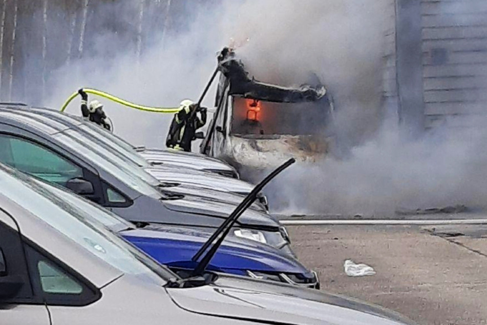 Transporter geht in Flammen auf: 150.000 Euro Schaden