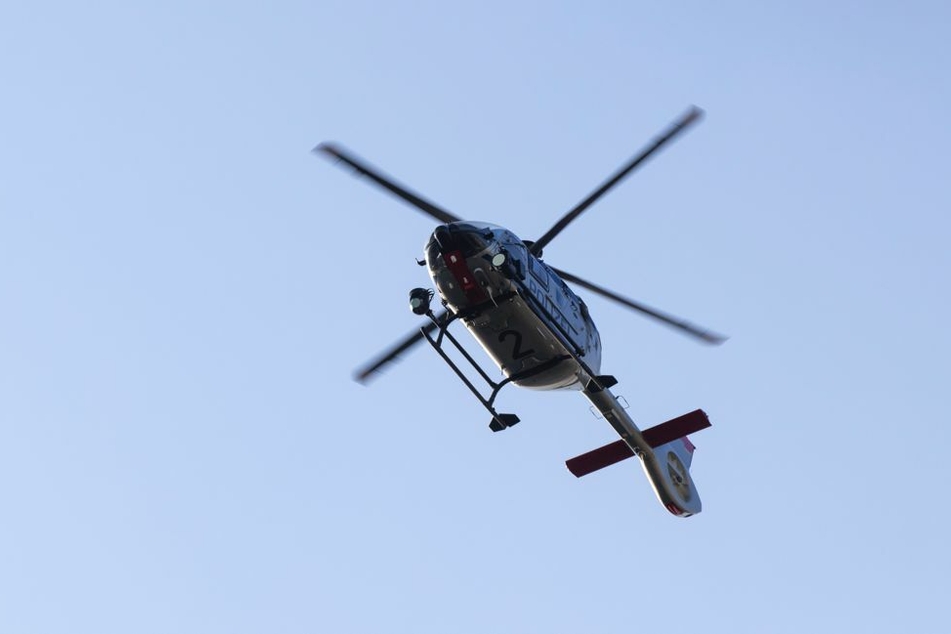 Auch ein Hubschrauber ist im Einsatz.