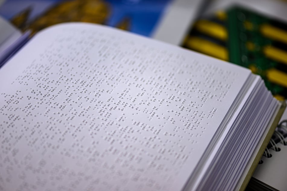 Punktschrift ermöglicht blinden und sehbehinderten Menschen, mit den Fingern zu lesen und zu schreiben.
