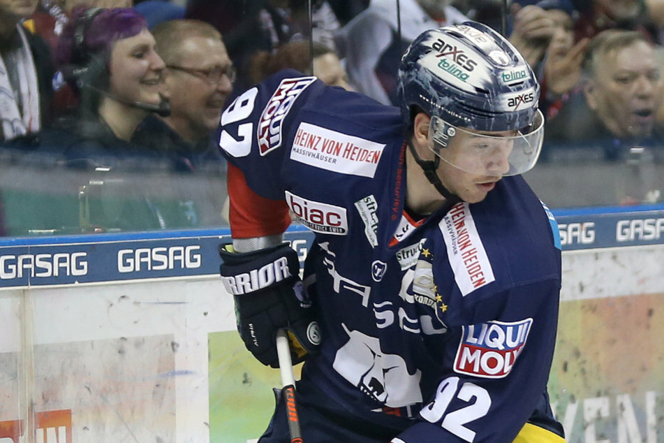 Der Berliner Marcel Noebels (28) spielt den Puck.