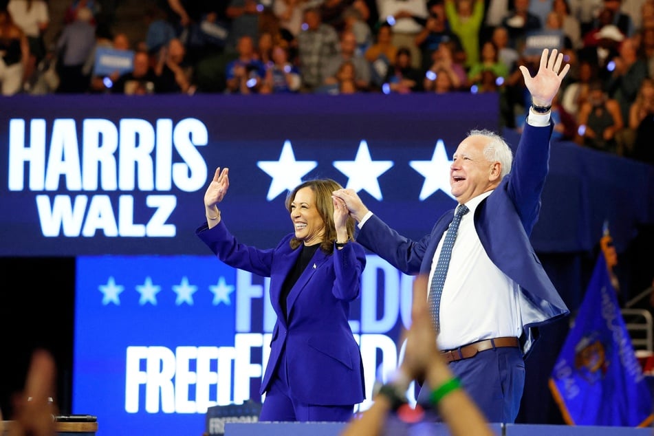 Presidential candidate Kamala Harris (l.) and her running mate Tim Walz (r.) during a campaign rally in Milwaukee, Wisconsin on August 20, 2024.