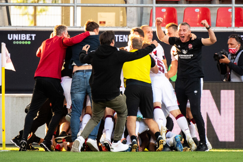 Riesengroßer Jubel beim 1. FC Nürnberg: Der "Club" bleibt Zweitligist!