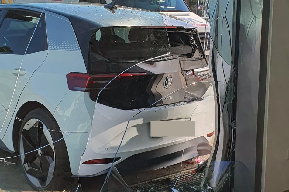 Neben dem Volkswagen ging außerdem eine Glasscheibe kaputt.