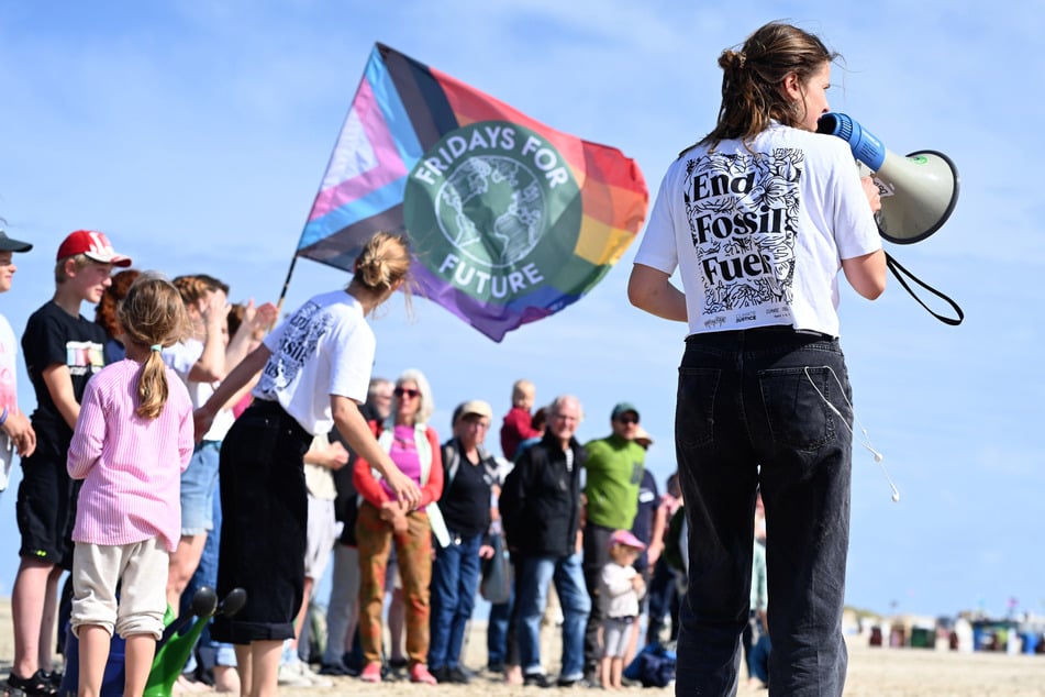 Die Proteste richten sich gegen eine Förderplattform rund 20 Kilometer vor der Insel.