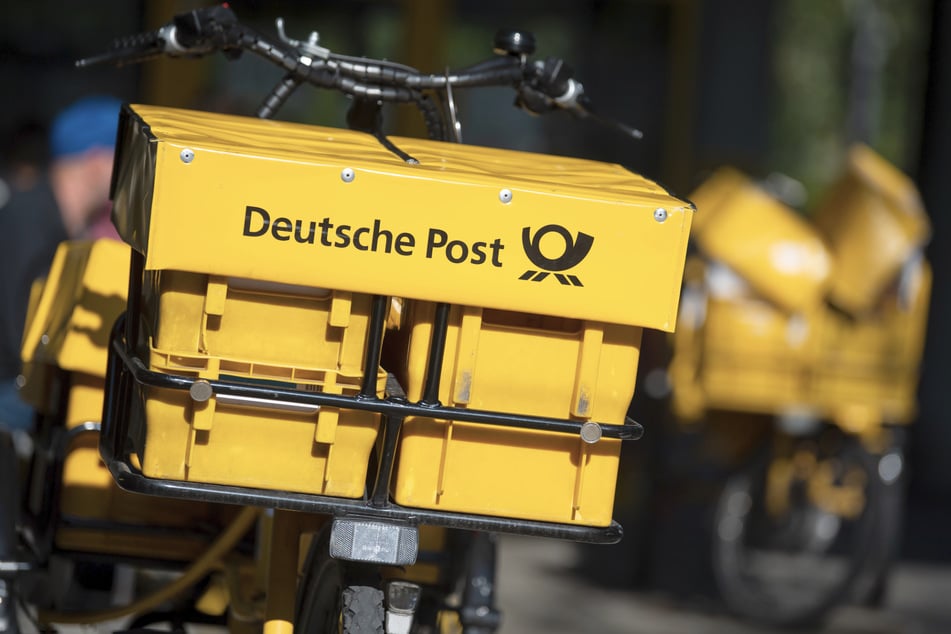 Besonders in der Stadt dienen Zustellern Fahrräder als "Postkutsche". Im ländlichen Raum wird die Post oft noch mit dem Auto verteilt.