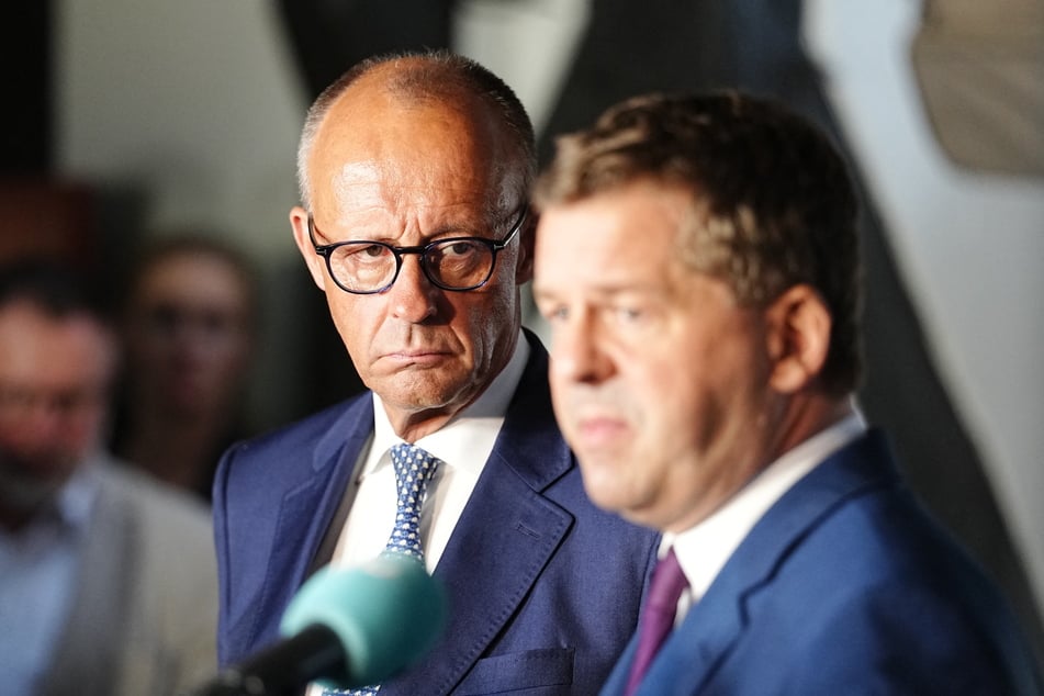 Bundeskanzler Friedrich Merz (70, CDU, l.) besuchte zusammen mit Sachsen-Anhalts amtierenden Ministerpräsidenten Sven Schulze (47, CDU, r.) die Stadt Quedlinburg.