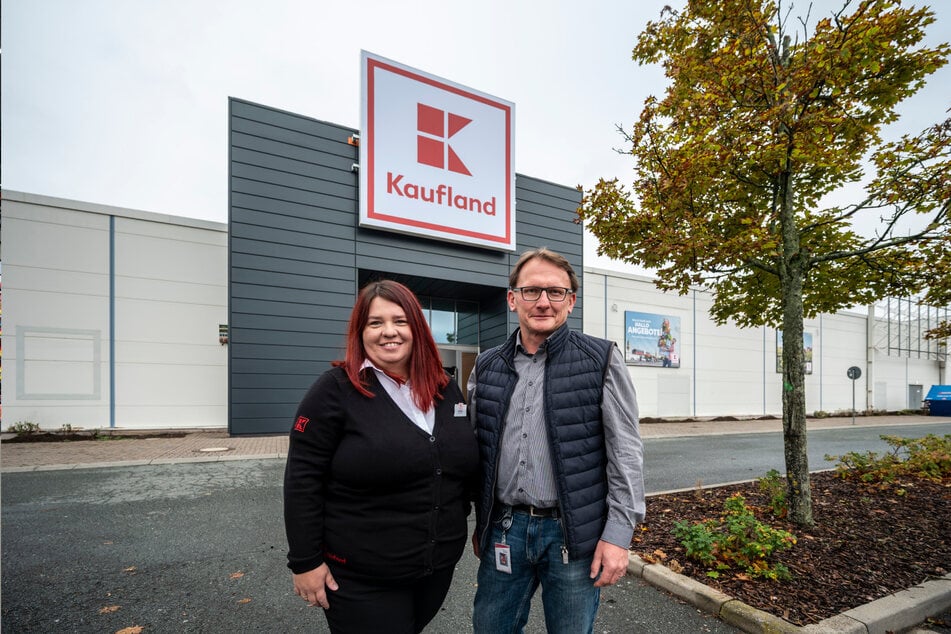 Filialleiterin Juliane Görner und Expansionsmanager David Benedix freuen sich, wie schnell und reibungslos der Umbau geklappt hat.