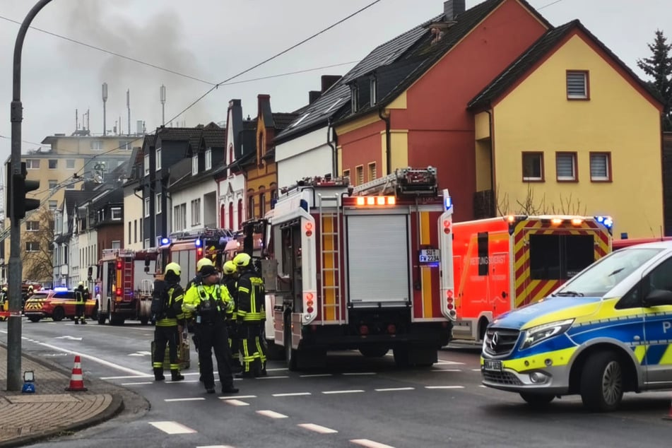 Großeinsatz in Troisdorf: Mehrfamilienhaus steht in Flammen
