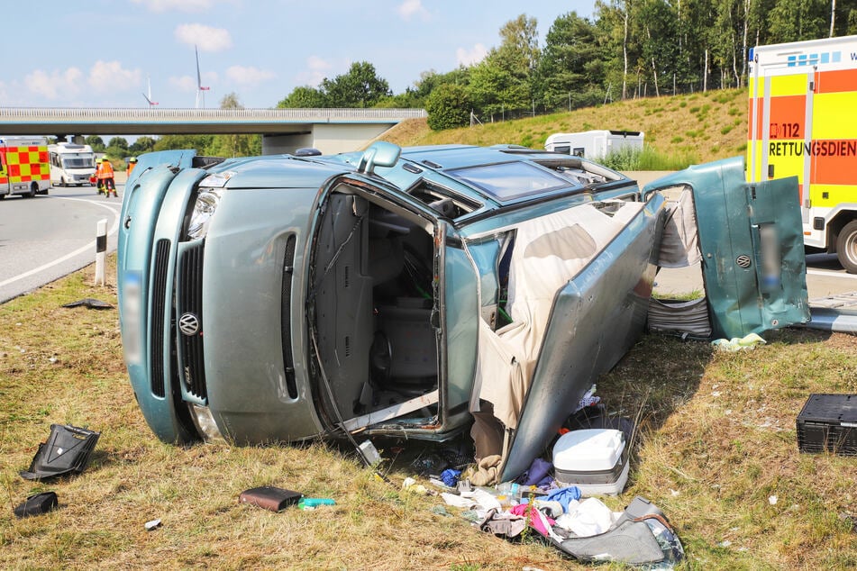 Der VW-Camper kam nach einem Unfall auf der A7 auf der Seite zum Liegen.