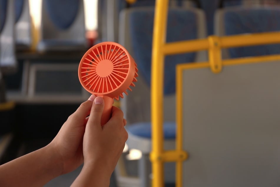 Handventilatoren sind wahre Retter bei dicker Luft in Bus und Bahn oder in großen Menschenmengen.