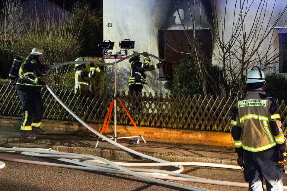 Rund 120 Einsatzkräfte waren bei dem Feuer am Samstagabend im Einsatz. Das Haus ist durch das Feuer unbewohnbar.