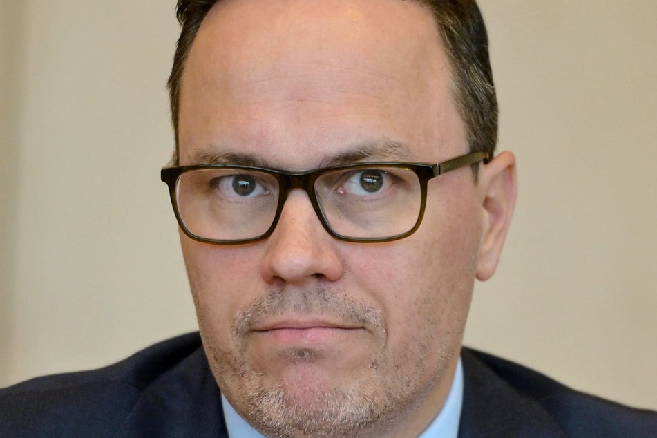 Energieminister Dirk Panter (52, SPD) warnt vor niedrigen Füllständen der Gasspeicher in Deutschland.