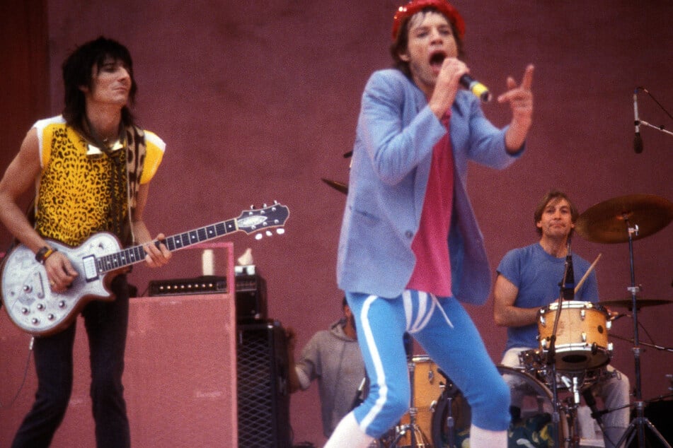 Gitarrist Ron Woods (78, l.), Sänger Mick Jagger (82, Mitte) und Drummer Charlie Watts (†80) bei einem der beiden Köln-Konzerte im Juli 1982. (Archivbild)