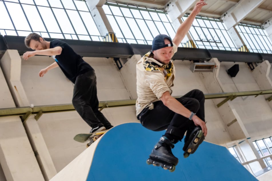 Maximilian Malner (27, l.) und Denis Wolf (37) testen schon einmal die neue Anlage.