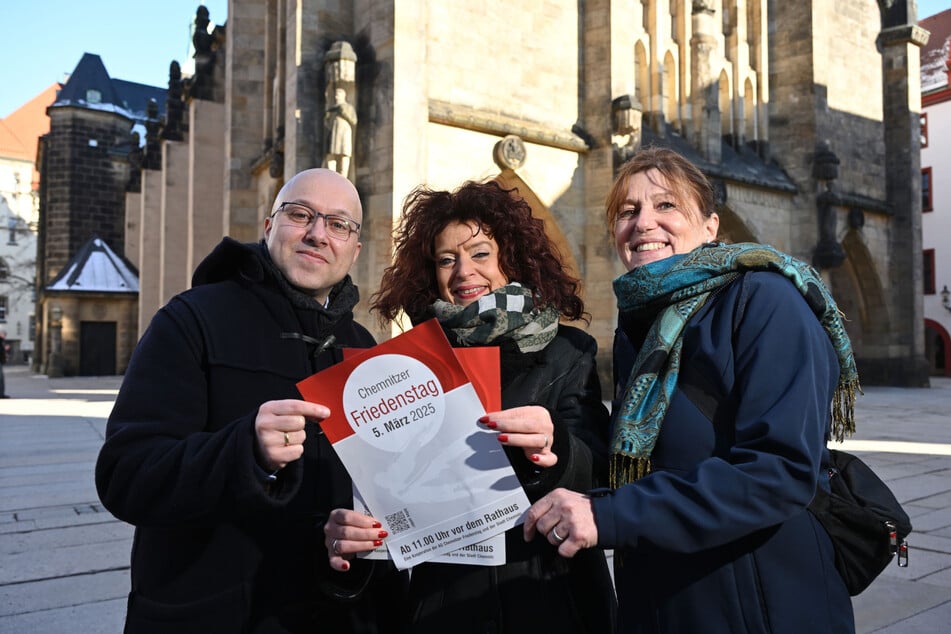 Pfarrer Stephan Tischendorf (42, v. l.), Sabine Kühnrich (54) und Heike Steege gehören zu den Organisatoren des 24. Chemnitzer Friedenstags am 5. März.