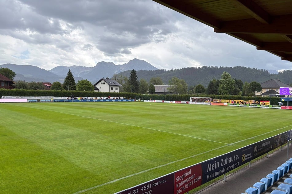 Der tadellose Rasen in Österreich wird gleich zum Testspiel-Schauplatz.