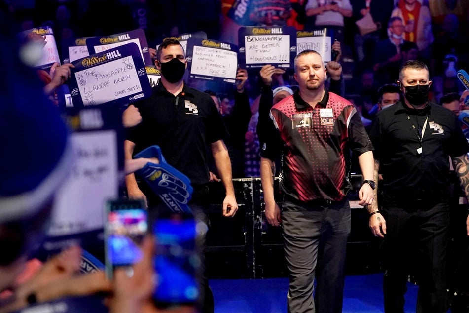 Ritchie Edhouse (41, M.) klärt sehr ehrlich über das Leben der Darts-Profis auf.