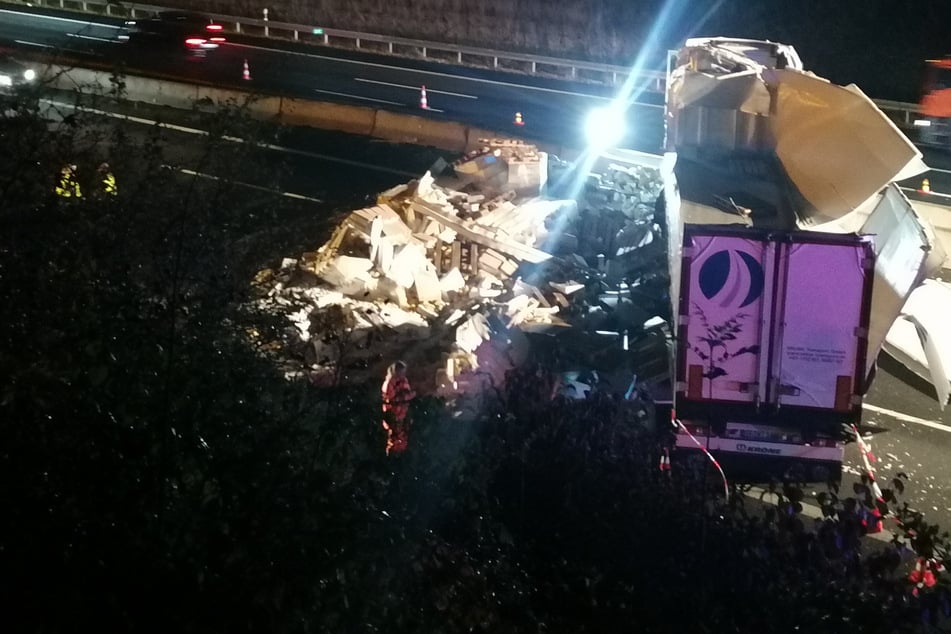Unfall A8: Lkw-Fahrer kracht in Mittelplanke, A8 voll gesperrt!