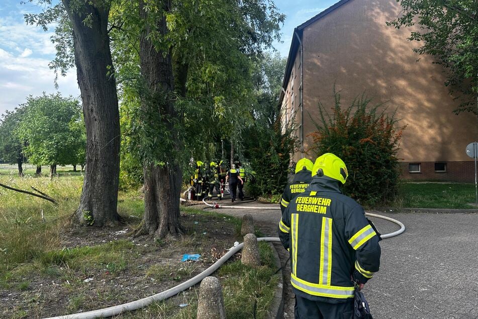 Insgesamt waren 45 Einsatzkräfte vor Ort, um das Mehrfamilienhaus von den Flammen zu befreien.
