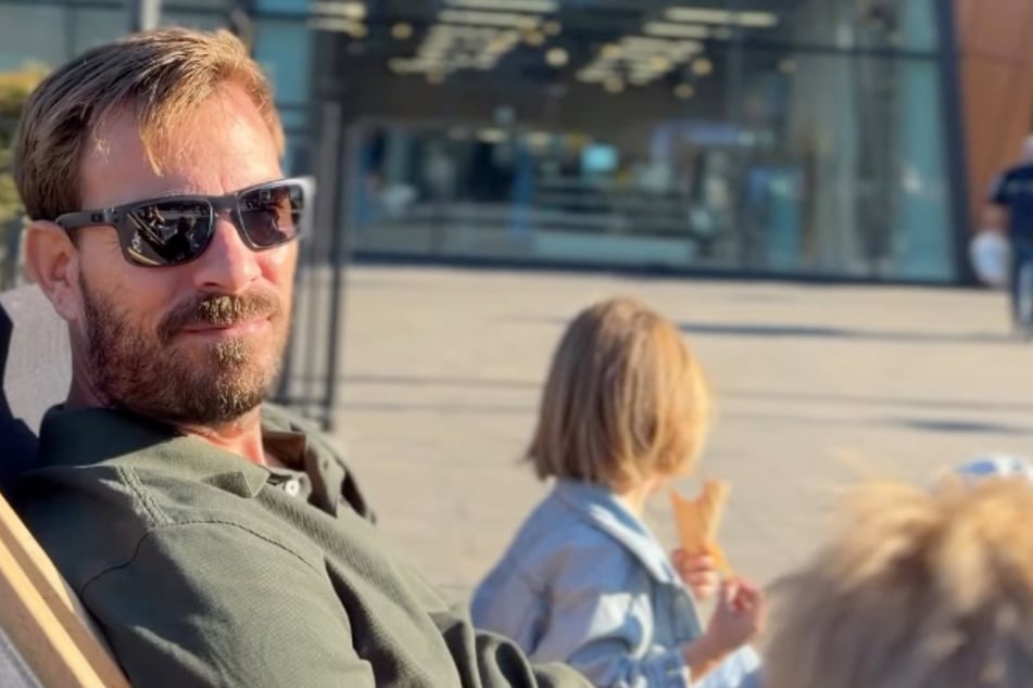 Ein wenig Normalität zwischen all dem Trubel: Gerald Heiser (40) sitzt mit Tochter Alina (3) beim Eisessen. Ob die Kleine bald wieder ins Krankenhaus muss, ist offen.