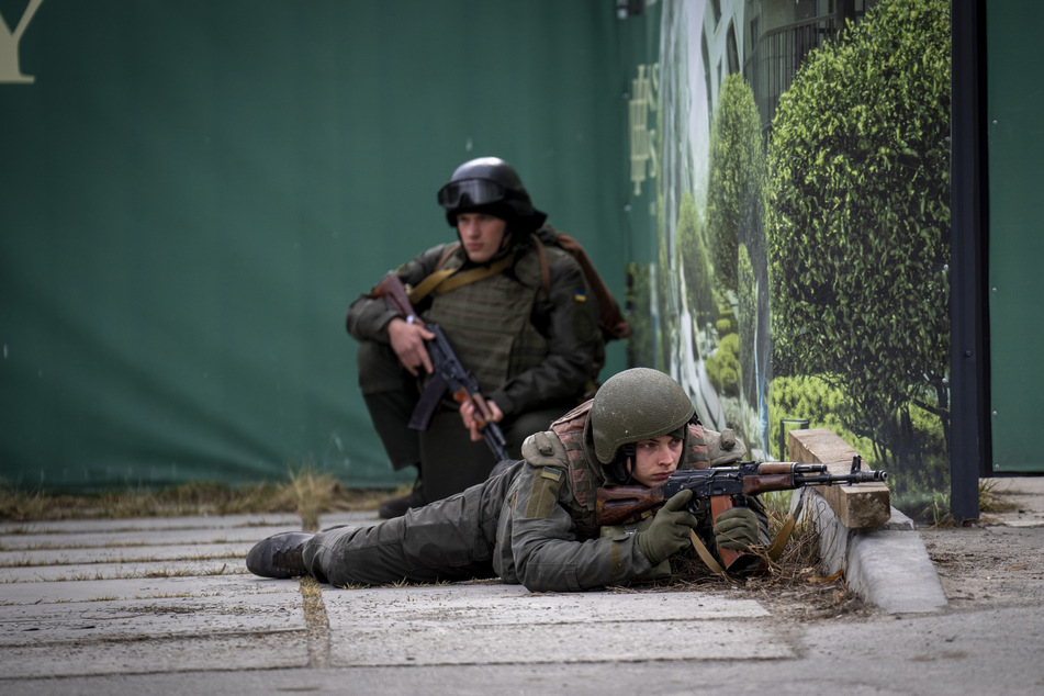 Kiew: Ukrainische Soldaten beziehen Stellung in der Innenstadt.