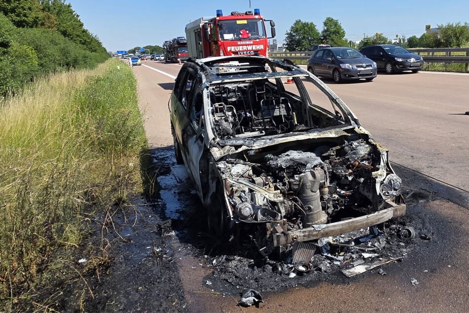 Der silberne Kombi wurde durch die Flammen vollständig zerstört.