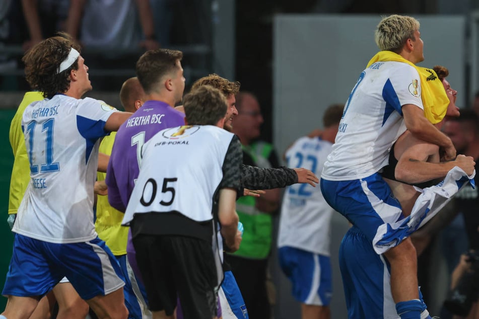 Am Ende konnten sich die Hertha-Spieler über einen glücklichen Pokalsieg freuen.
