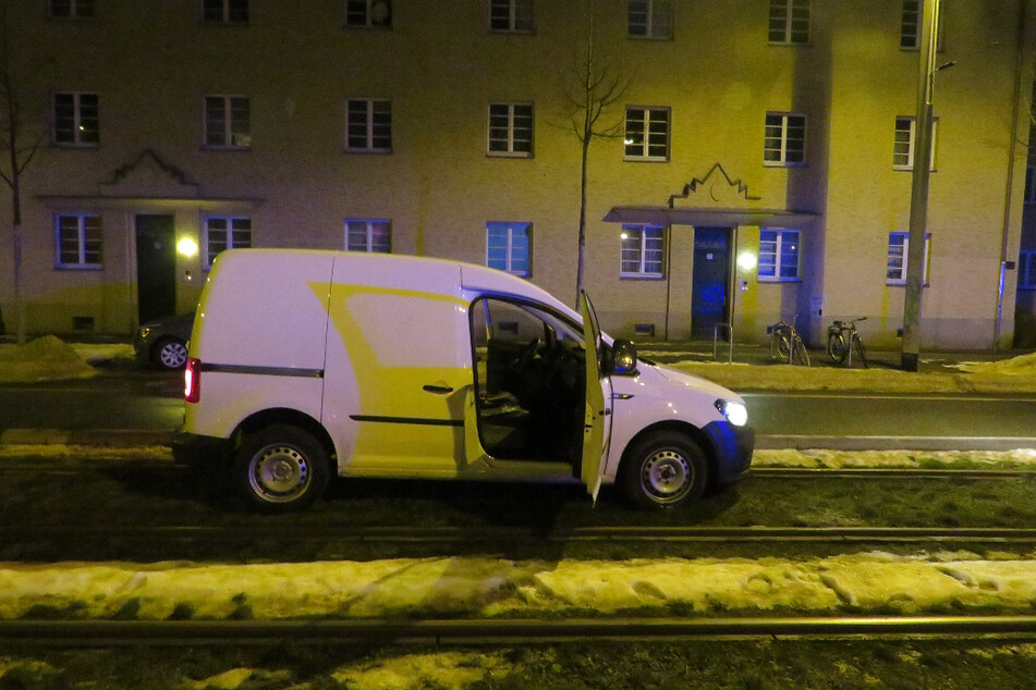 Finale in den Schienen: Mit diesem geklauten VW Caddy lieferte sich Klaus R. (31) am Donnerstag eine Verfolgungsjagd mit der Polizei.