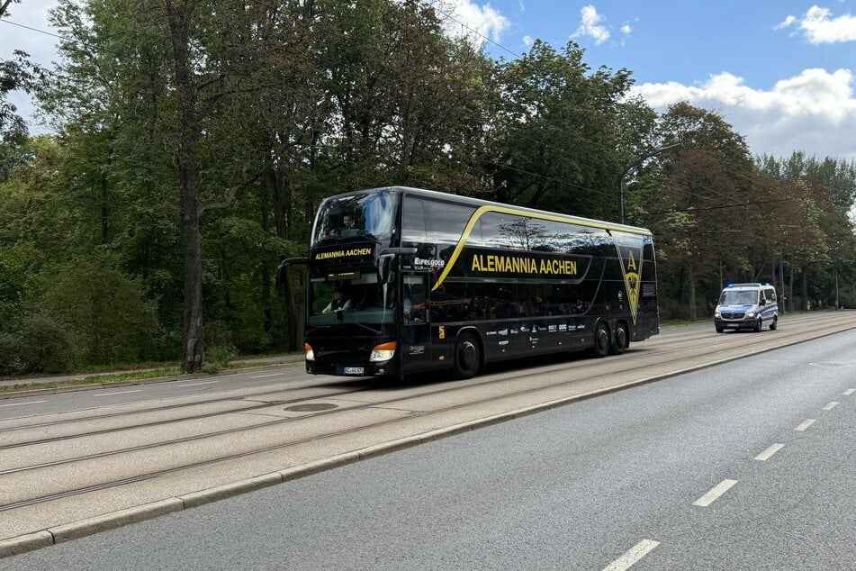 Der Bus von Alemannia Aachen wurde von der Polizei zum Stadion eskortiert.