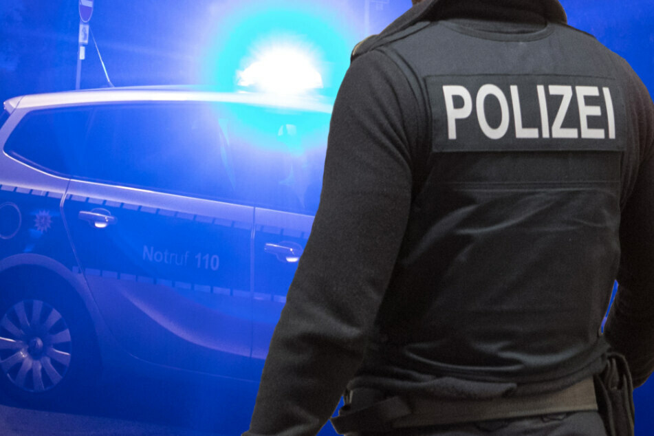 Die Polizei kümmert sich um zwei Überfälle auf Passanten in Dresden.