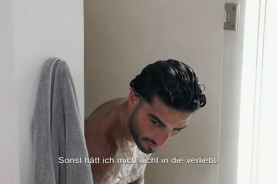Überraschendes Geständnis unter der Dusche: Sidar offenbart, dass er sich (nach einer Woche AYTO) in Jana verliebt hat.