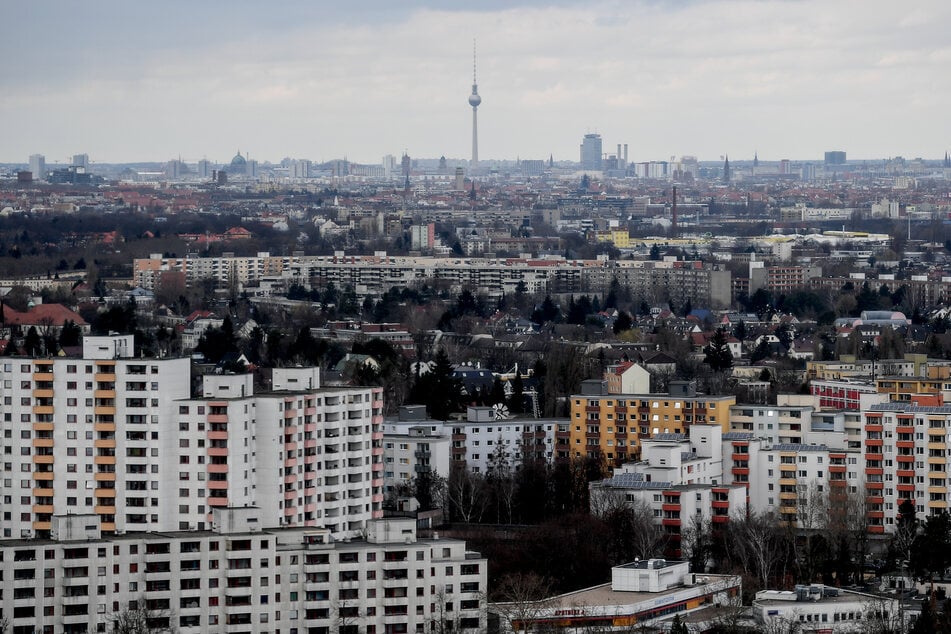 In Berlin-Neukölln hat ein Fahrstuhldach eines Hochhauses in der Gropiusstadt am Freitag Feuer gefangen. (Archivbild)