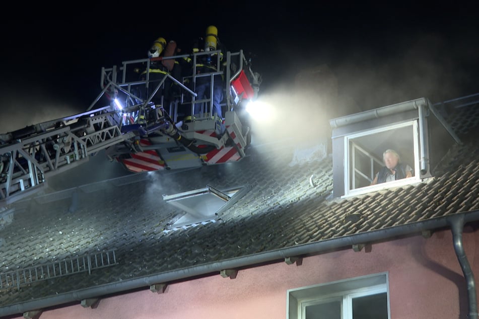 Der Mann musste aus dem dritten Stock des brennenden Hauses gerettet werden.