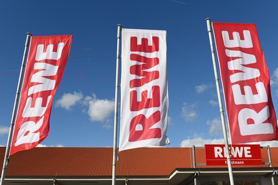 Betroffene Joghurt-Becher können ohne Vorlage eines Kassenbons in Rewe-Märkten zurückgegeben werden.