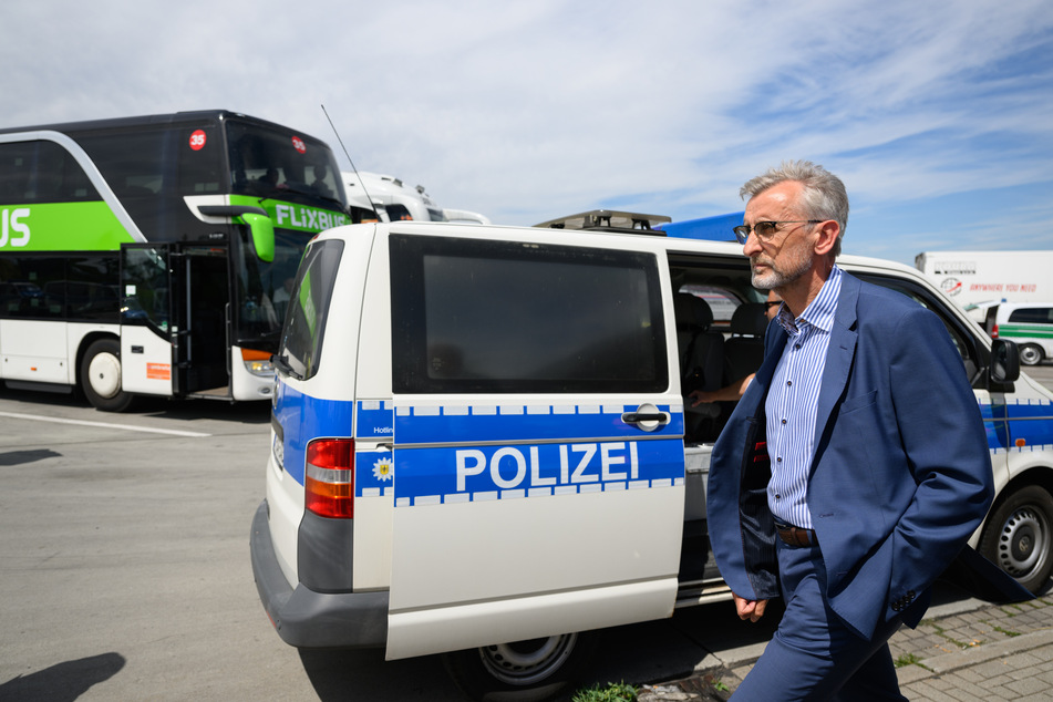 Für Innenminister Schuster steht fest: Keine der Polizeifachschulen in Sachsen muss schließen