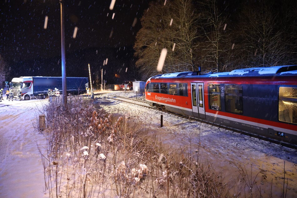 An diesem Bahnübergang in Lauter-Bernsbach krachte die Erzgebirgsbahn mit einem Laster zusammen.