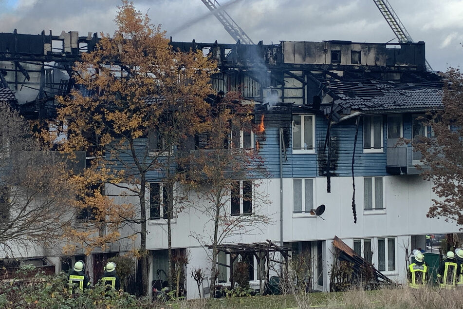Beim Eintreffen der ersten Einsatzkräfte schlugen bereits starke Flammen von einem Balkon im zweiten Stockwerk.