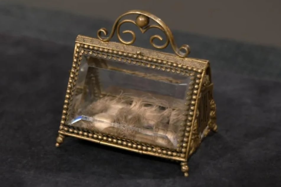 Die Mini-Vitrine war einst ein Souvenir anlässlich der Silberhochzeit von Kaiser Franz Joseph I. und Kaiserin Elisabeth, auch bekannt als "Sissi".