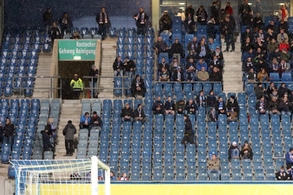 3. Liga, 27. Spieltag im März 2020, Hansa Rostock - Eintracht Braunschweig im Ostseestadion. Teilweise recht leer sind die Ränge im Stadion.