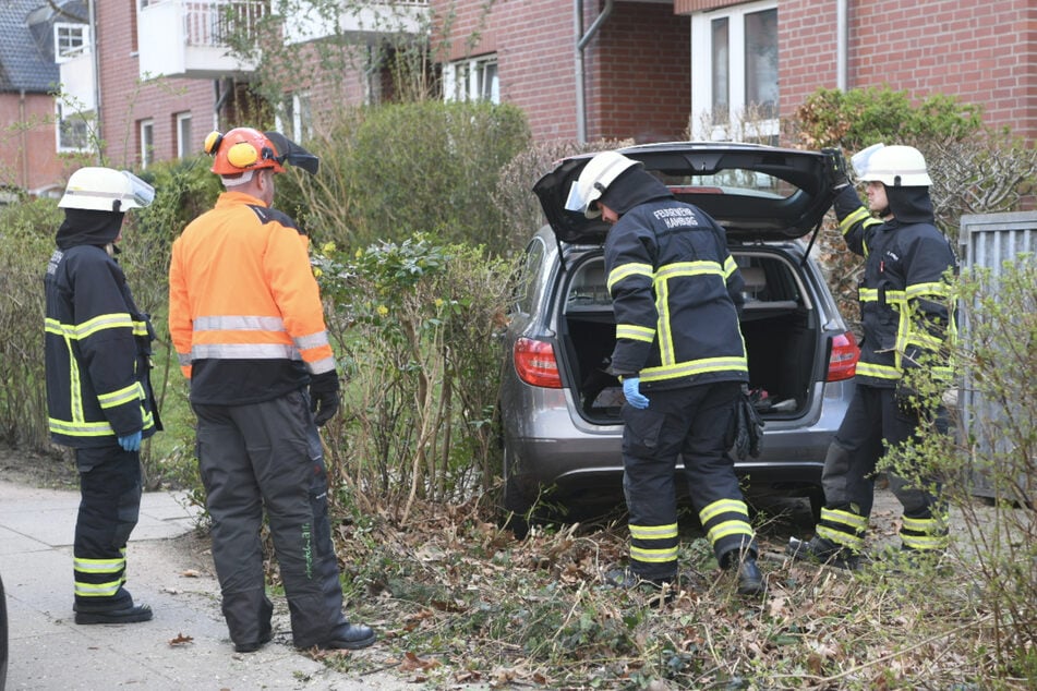 Fahrerin erleidet Krampf am Steuer: Dann schießt das Auto in eine Hecke