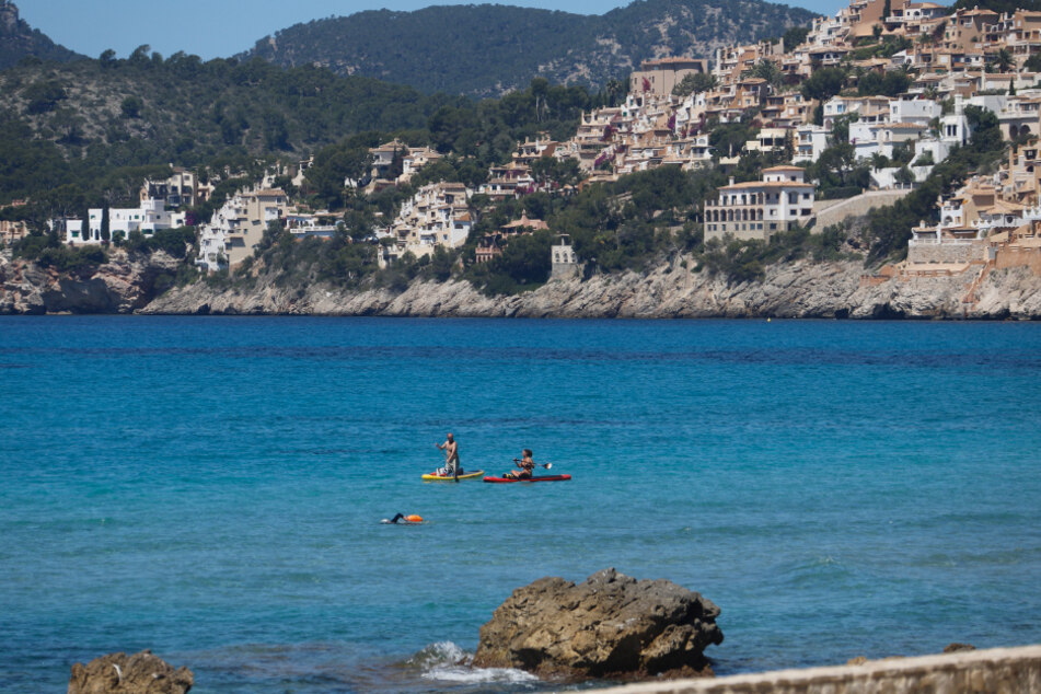 Am Strand von Paguera auf der spanischen Insel Mallorca wird Sport getrieben.